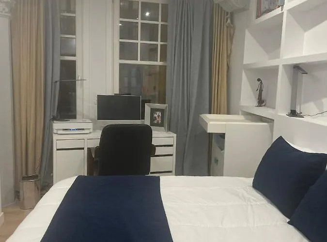 Palacete Frente Al Casco Viejo De Apartamento